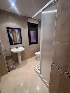 Baño de Apartamento de alquiler en Valverde de la Virgen con Calefacción, Parquet y Amueblado