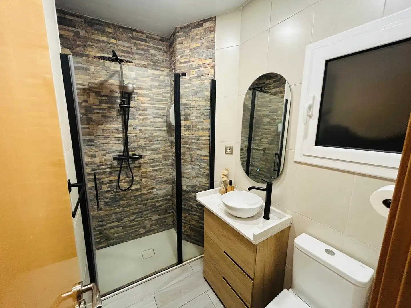 Baño de Planta baja en venta en L'Hospitalet de Llobregat con Aire acondicionado