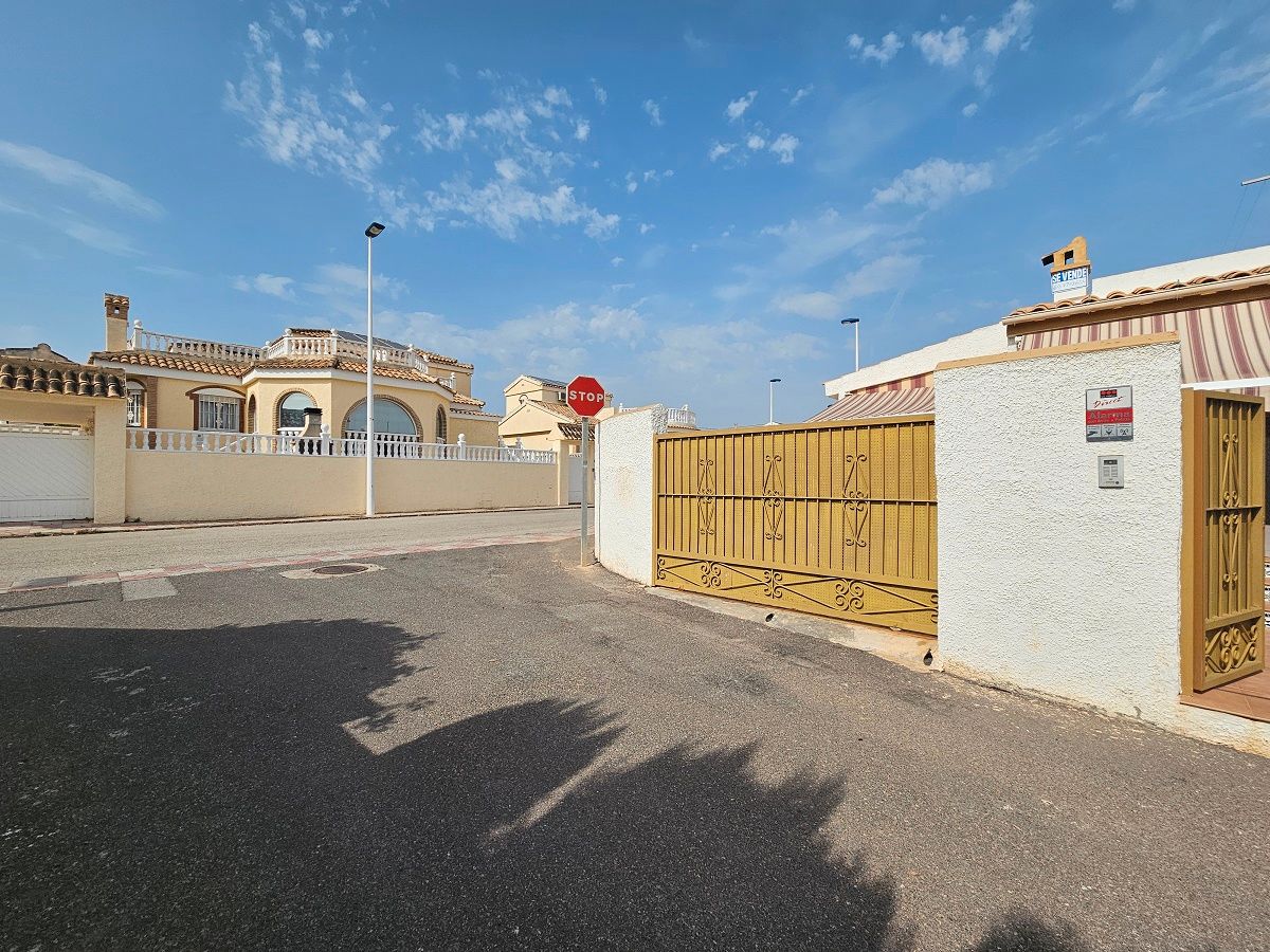 Vista exterior de Casa o xalet en venda en Santa Pola amb Aire condicionat, Jardí privat i Terrassa