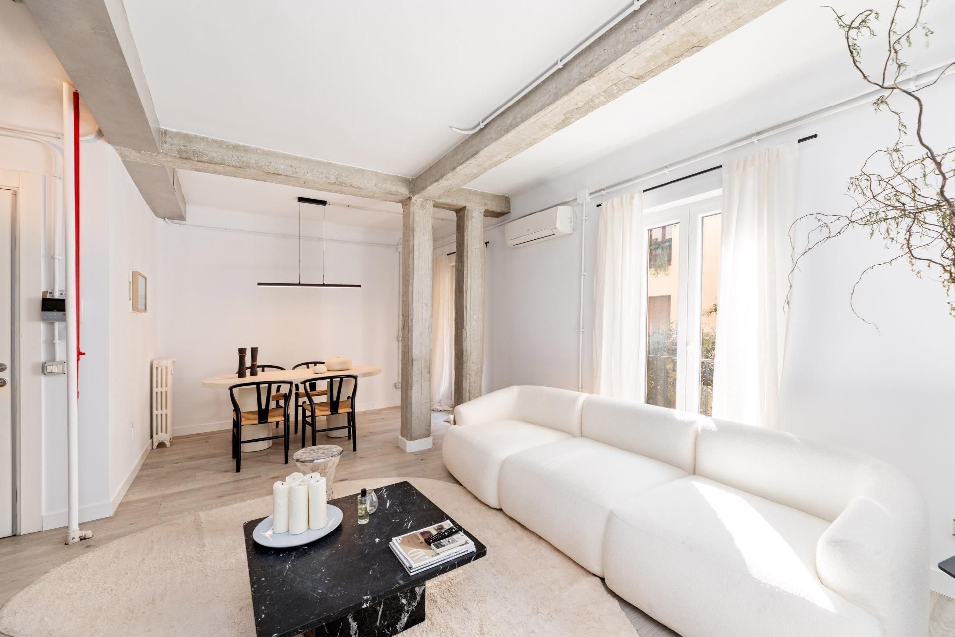 Living room of Flat for sale in  Madrid Capital  with Air Conditioner, Terrace and Balcony