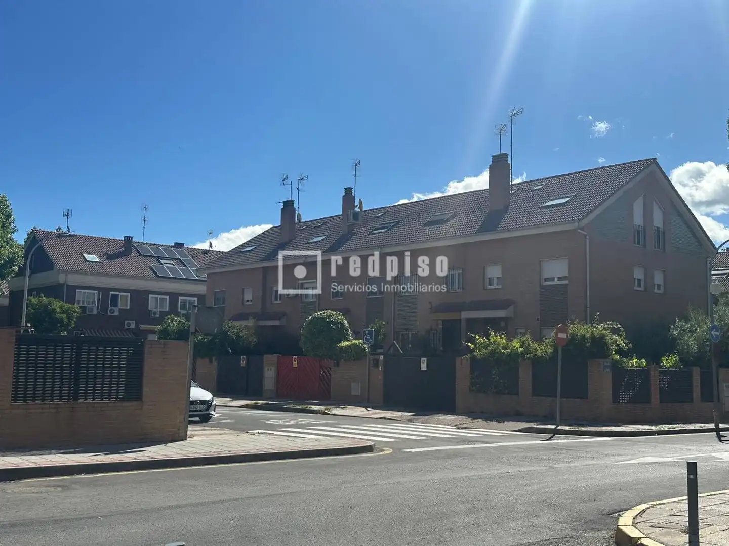 Vista exterior de Casa o xalet en venda en Azuqueca de Henares amb Aire condicionat, Calefacció i Jardí privat