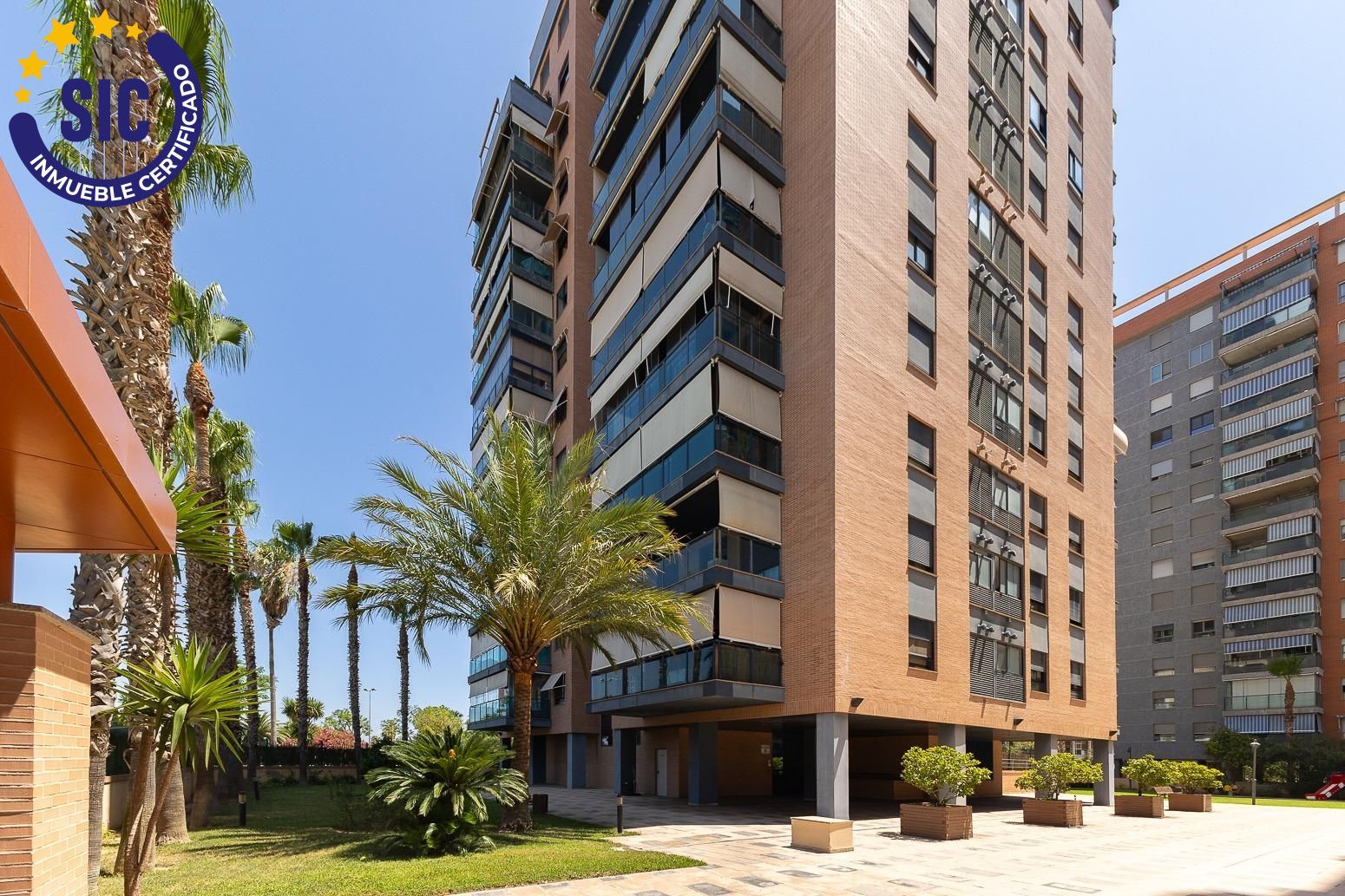 Vista exterior de Àtic en venda en Mislata amb Calefacció, Jardí privat i Parquet