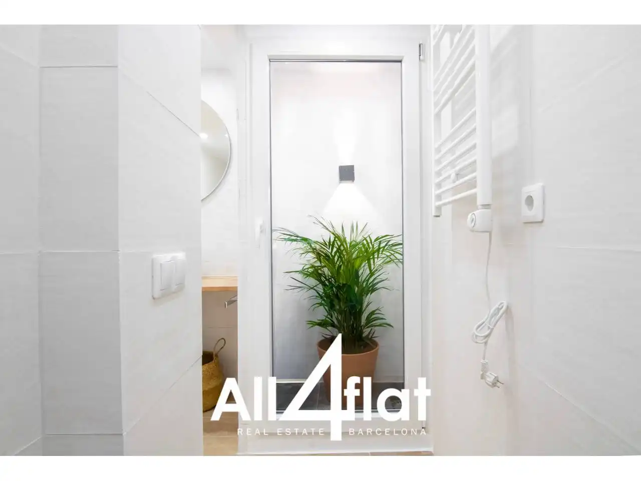 Badezimmer von Wohnung zur Miete in Barcelona mit Klimaanlage, Parkett und Möbliert