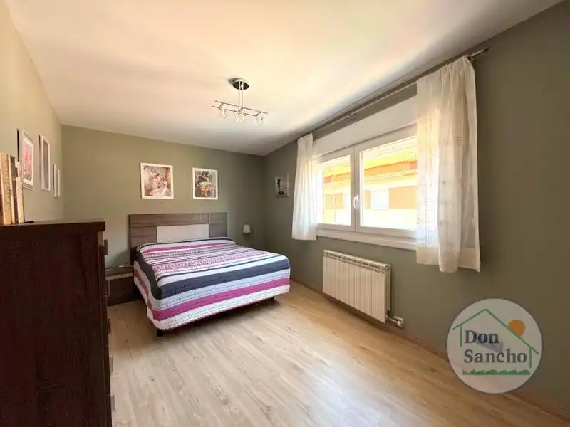 Habitación de Casa adosada en venta en Santovenia de Pisuerga con Calefacción y Terraza