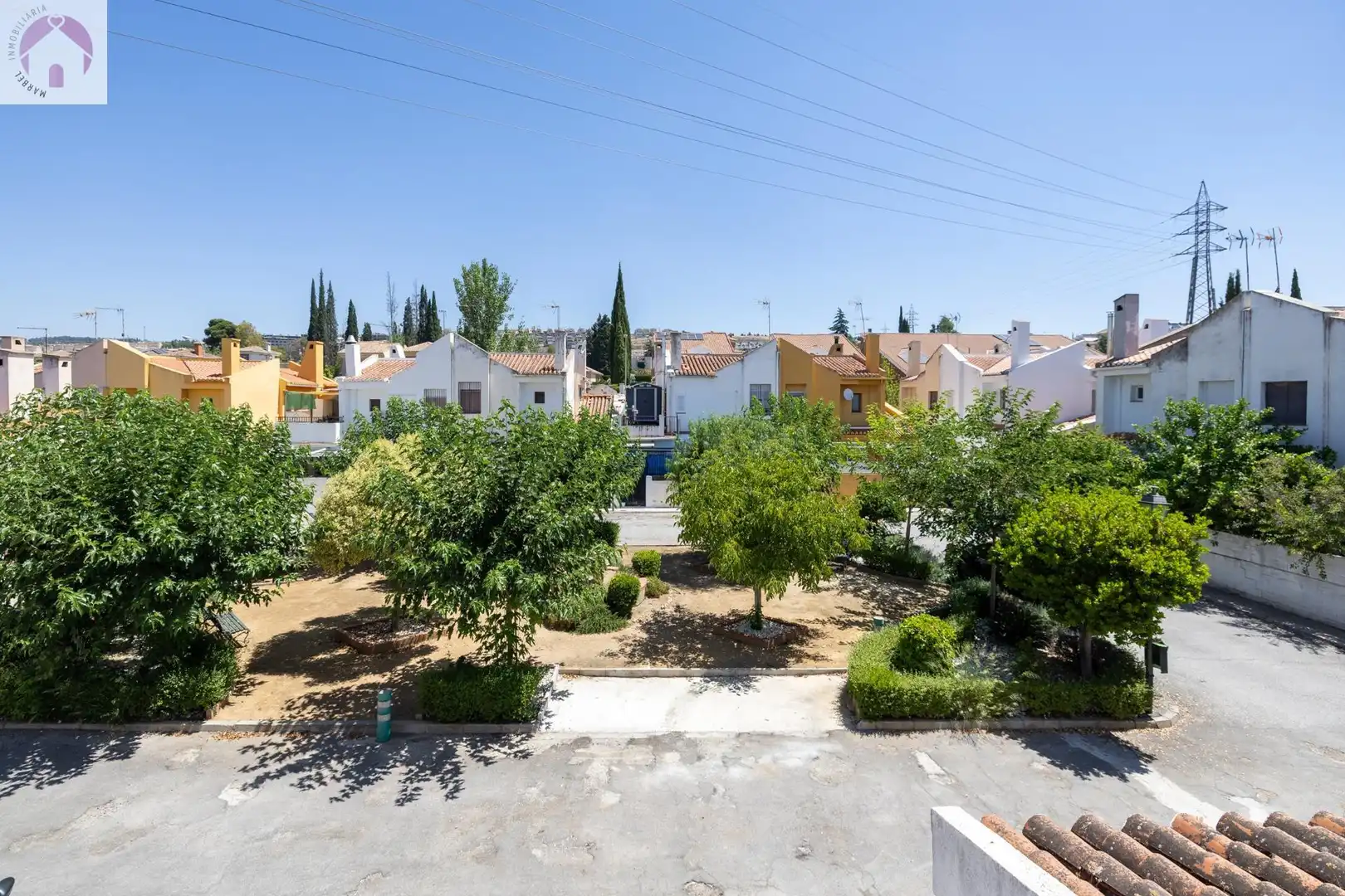 Vista exterior de Casa adosada en venda en Granada amb Calefacció, Jardí privat i Terrassa