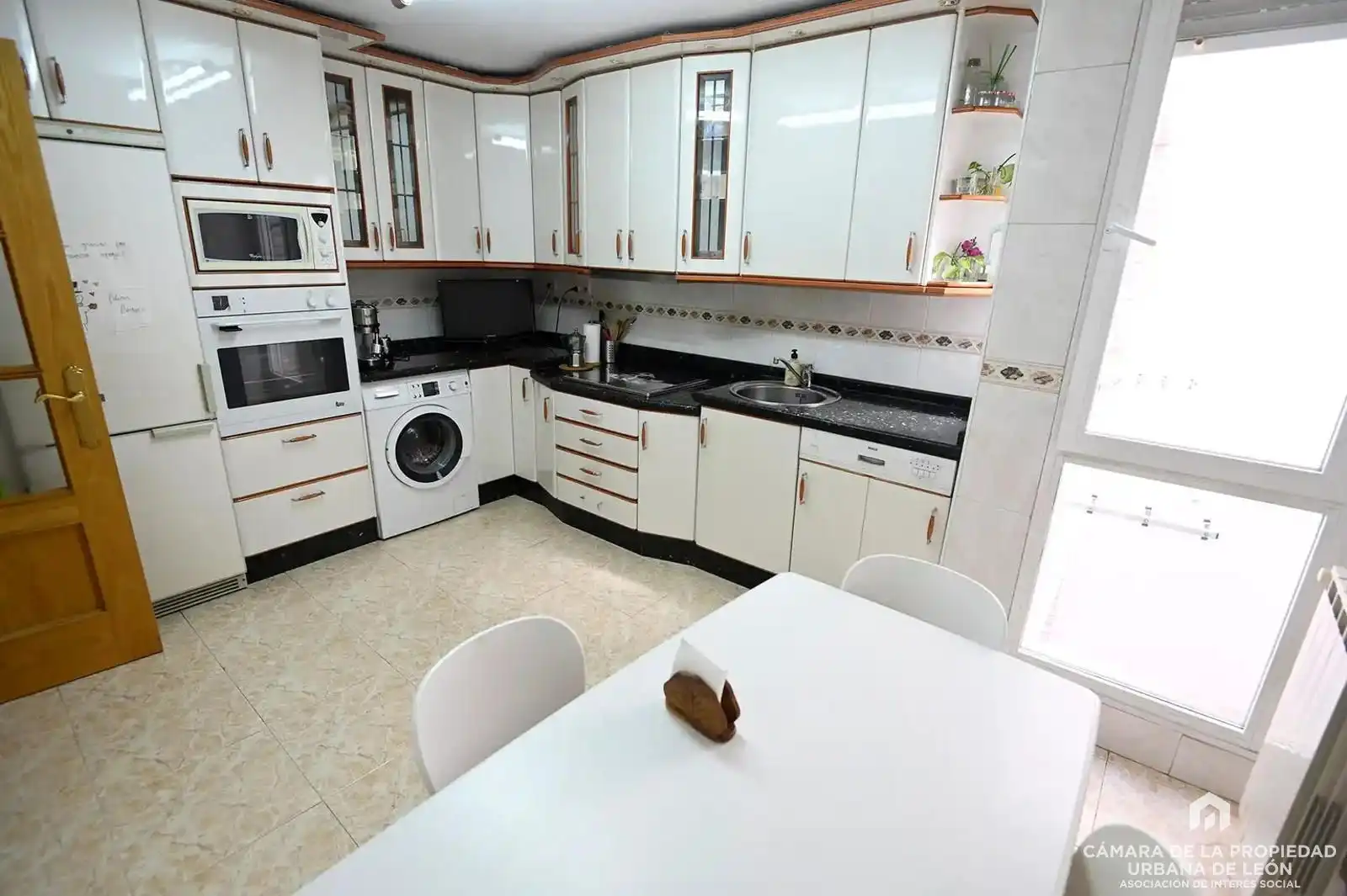 Küche von Wohnung zum Verkauf in Población de Arroyo mit Heizung, Terrasse und Abstellraum