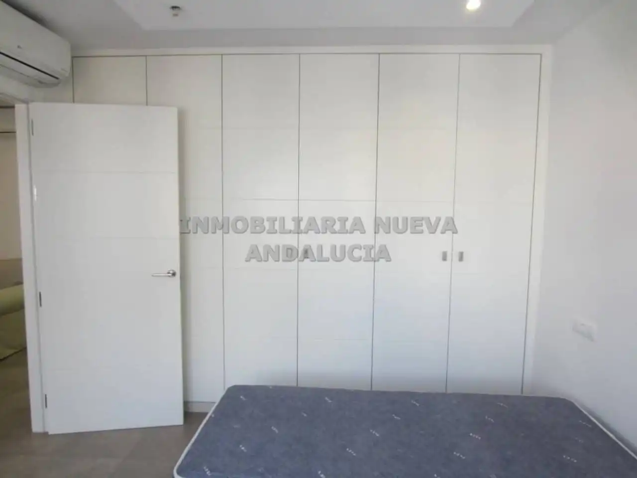 Dormitori de Pis de lloguer en Almería amb Aire condicionat, Calefacció i Moblat