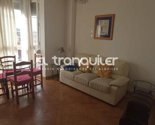Living room of Flat to rent in  Madrid Capital  with Air Conditioner, Parquet flooring and Storage room