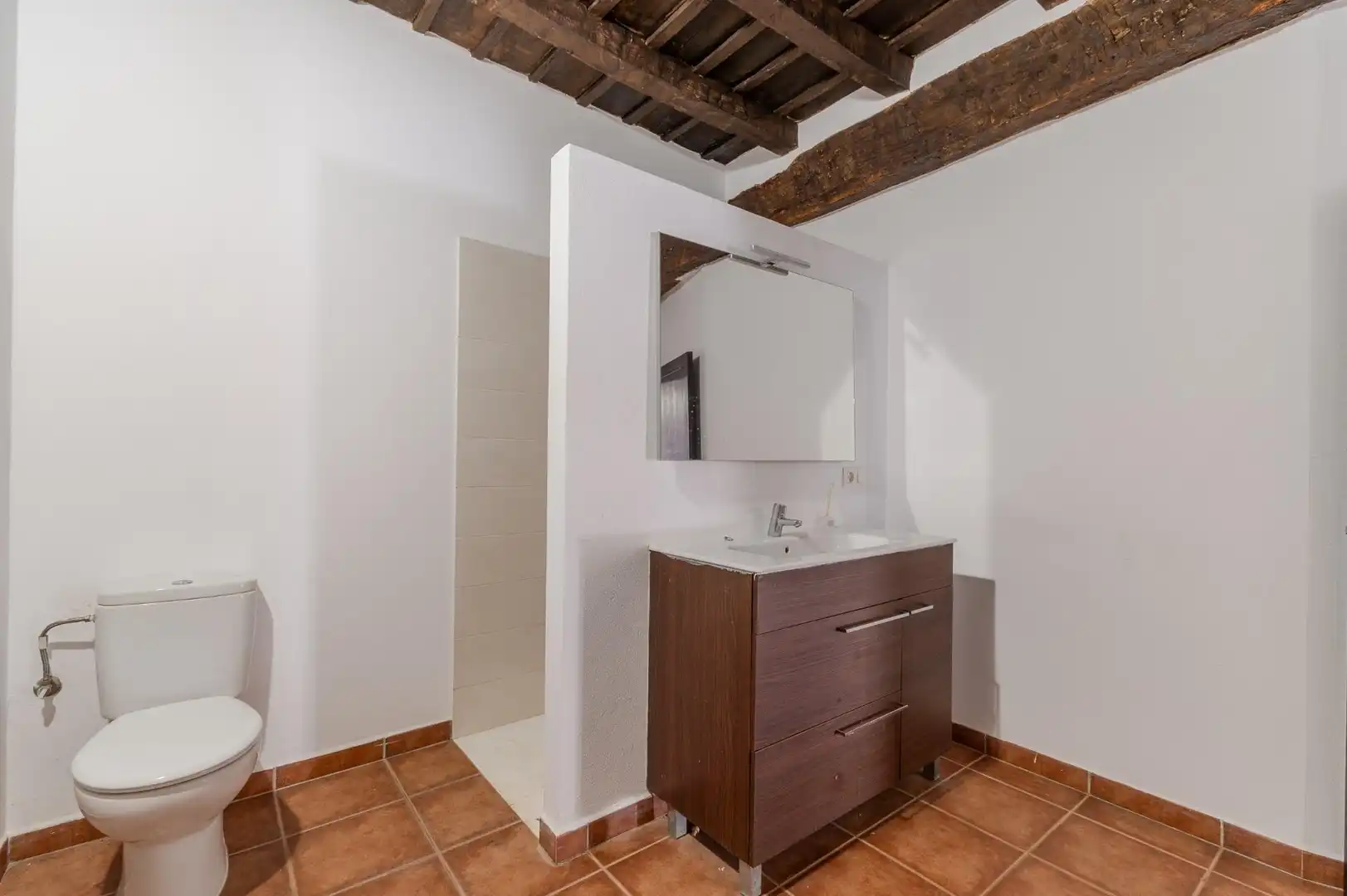 Baño de Piso de alquiler en La Vall de Bianya con Calefacción, Jardín privado y Terraza