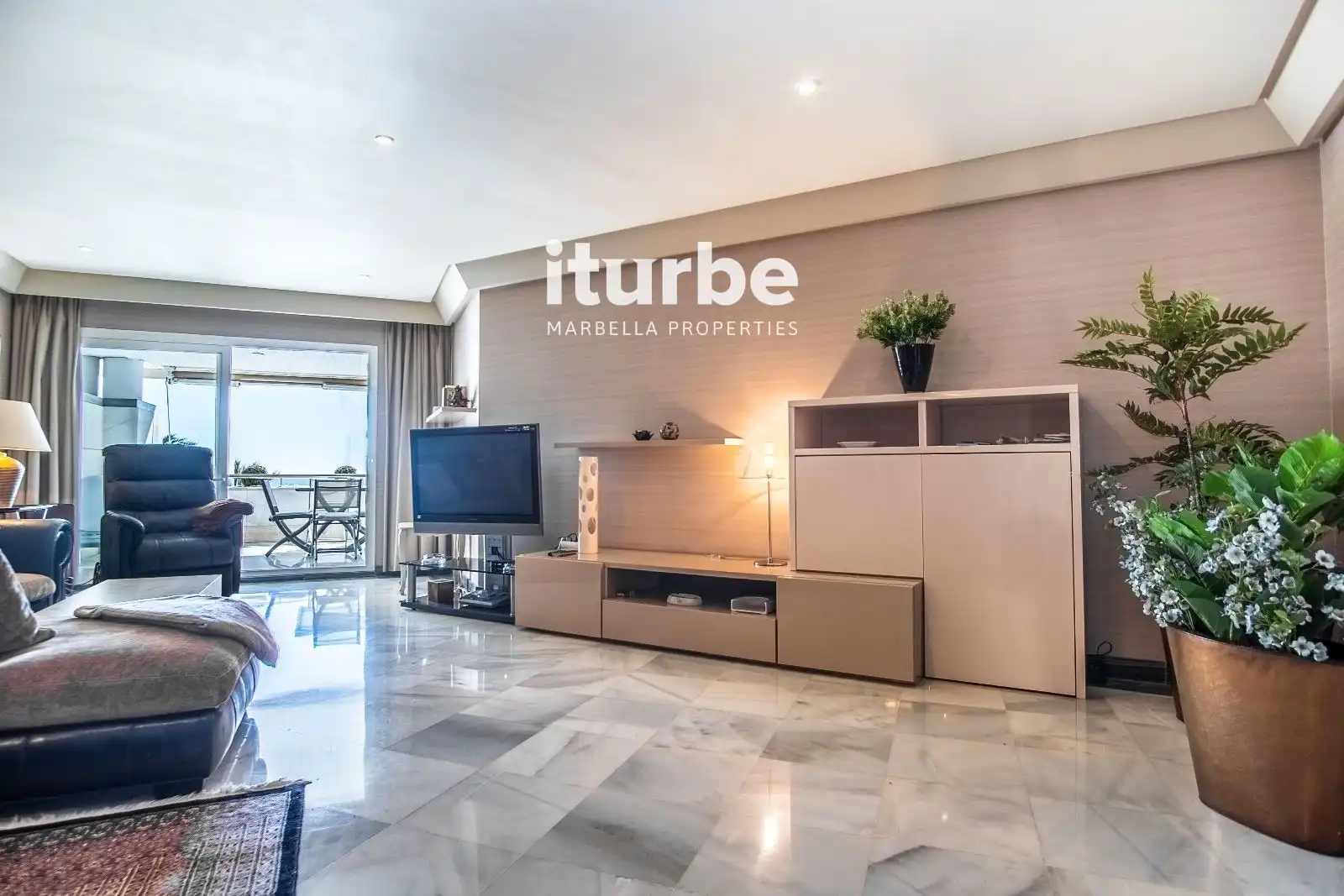 Living room of Flat for rent in Marbella  with Air Conditioner, Terrace and Swimming Pool