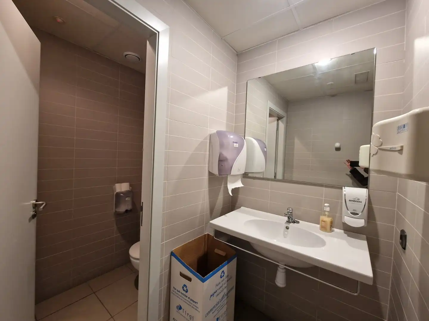 Baño de Local en venta en Sant Julià de Ramis con Aire acondicionado