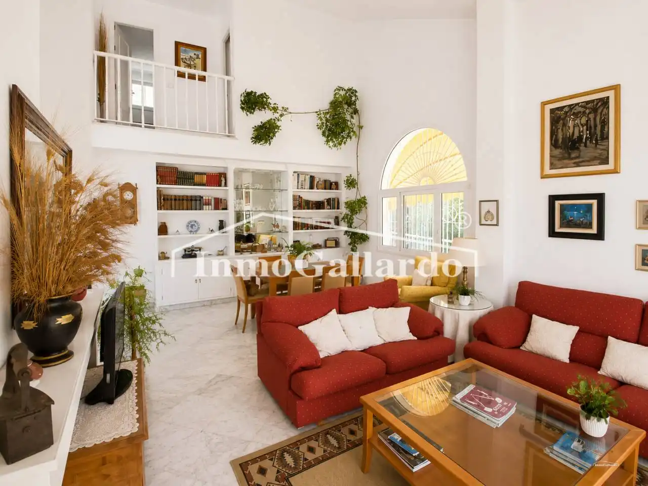 Sala d'estar de Casa adosada en venda en Málaga amb Aire condicionat, Jardí privat i Terrassa