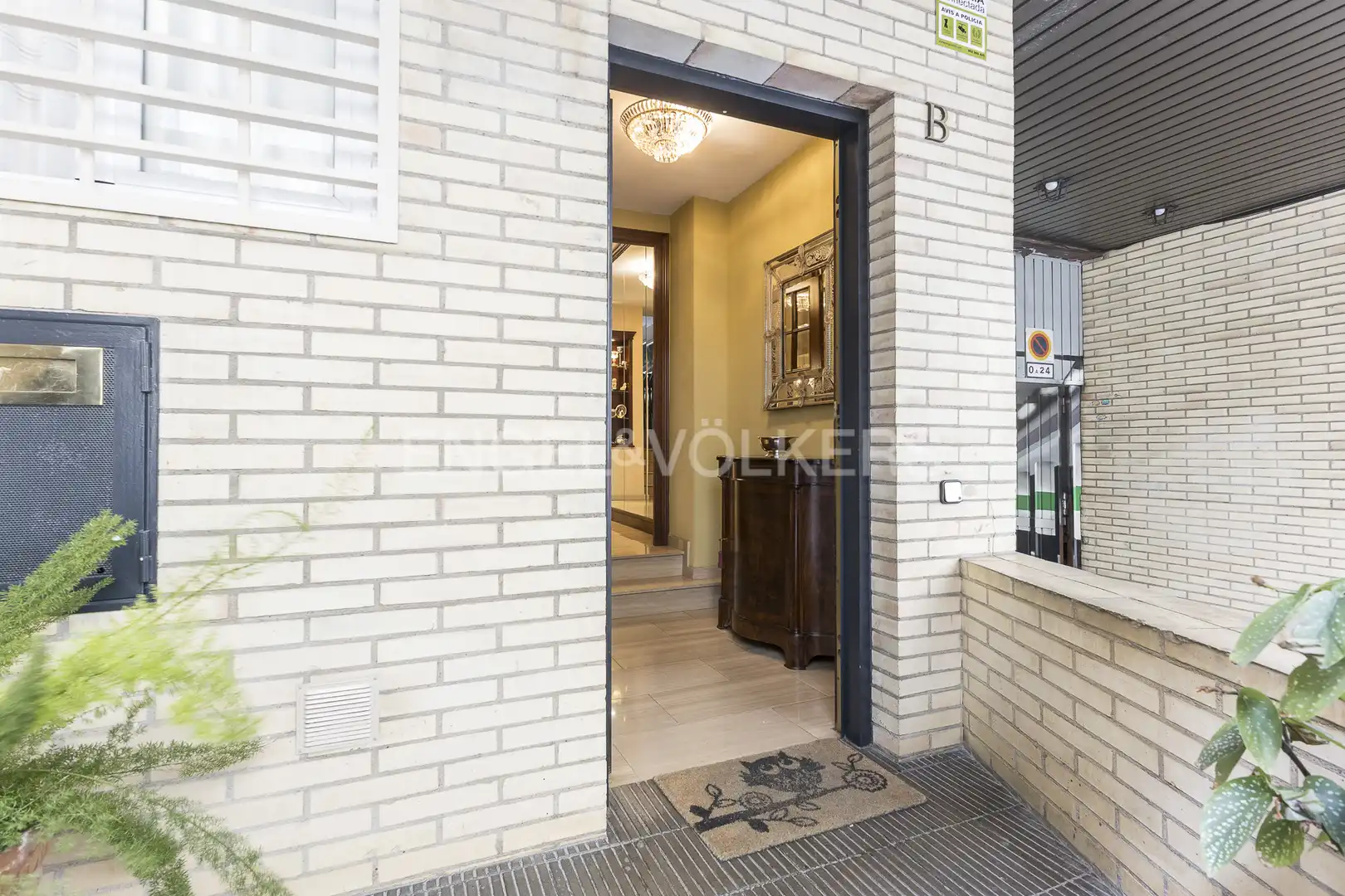 Einfamilien-Reihenhaus zum Verkauf in Barcelona mit Heizung, Privatgarten und Parkett