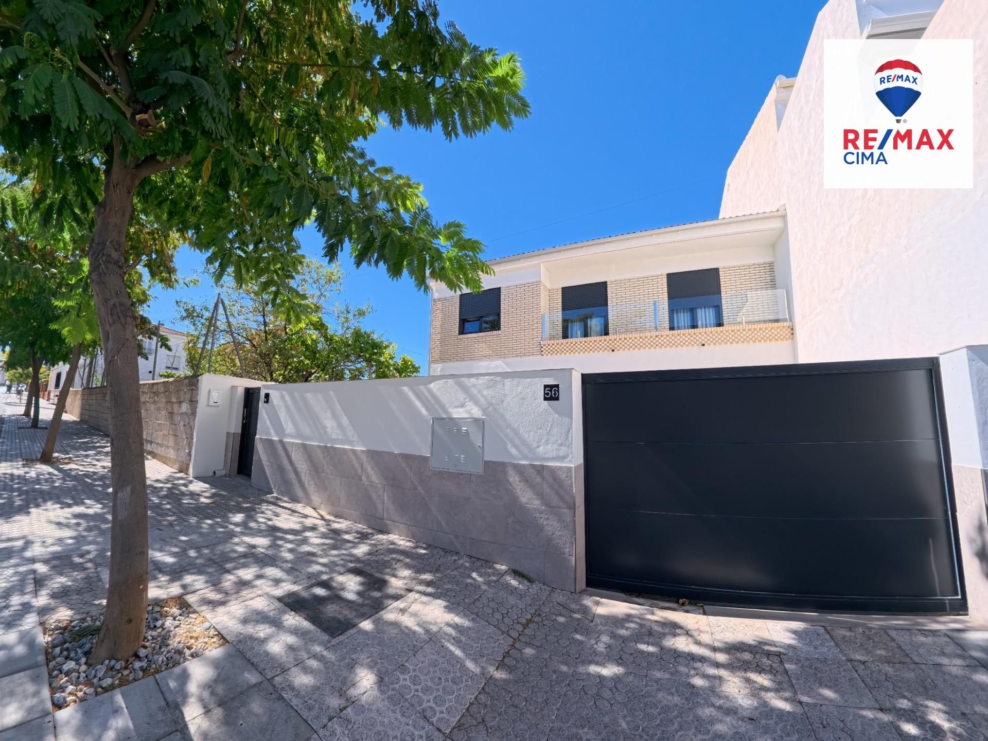 Vista exterior de Casa o xalet en venda en Zújar amb Jardí privat, Terrassa i Balcó