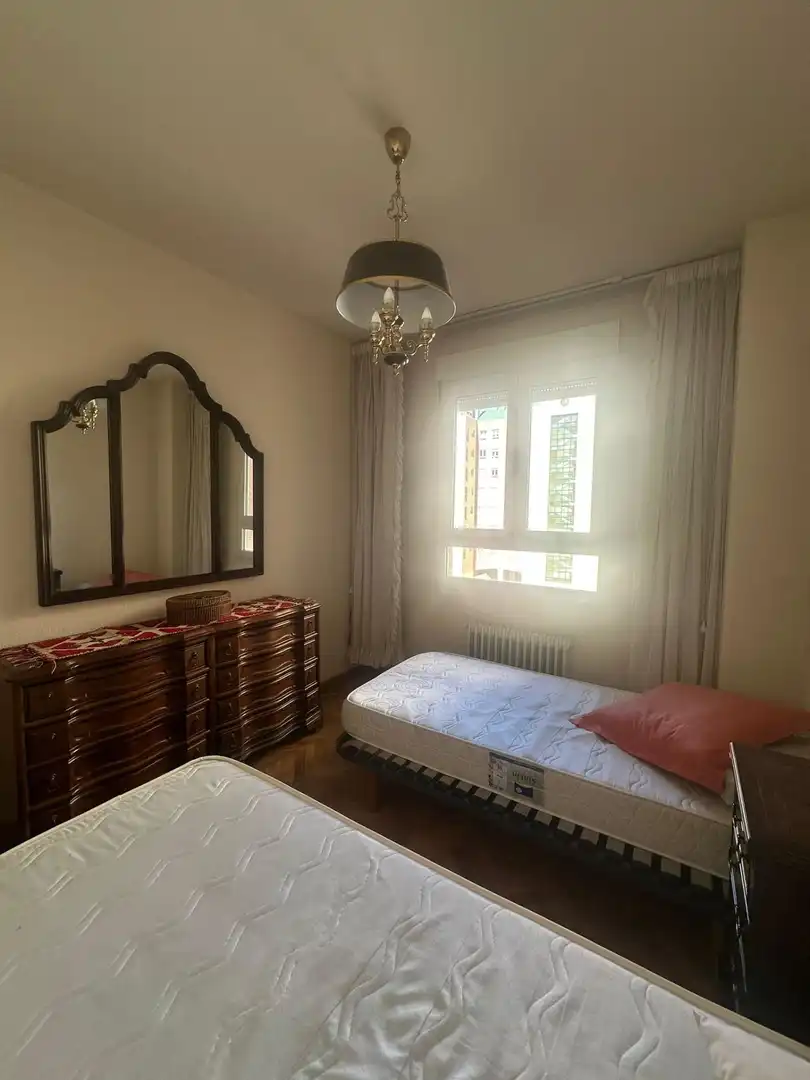 Habitación de Piso en venta en León Capital  con Calefacción, Terraza y TV