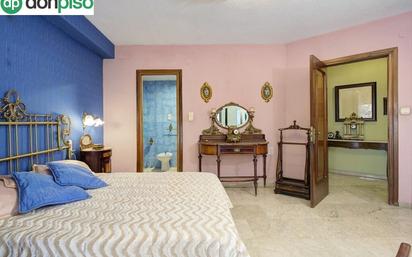 Bedroom of Flat for sale in  Granada Capital  with Heating, Parquet flooring and Terrace