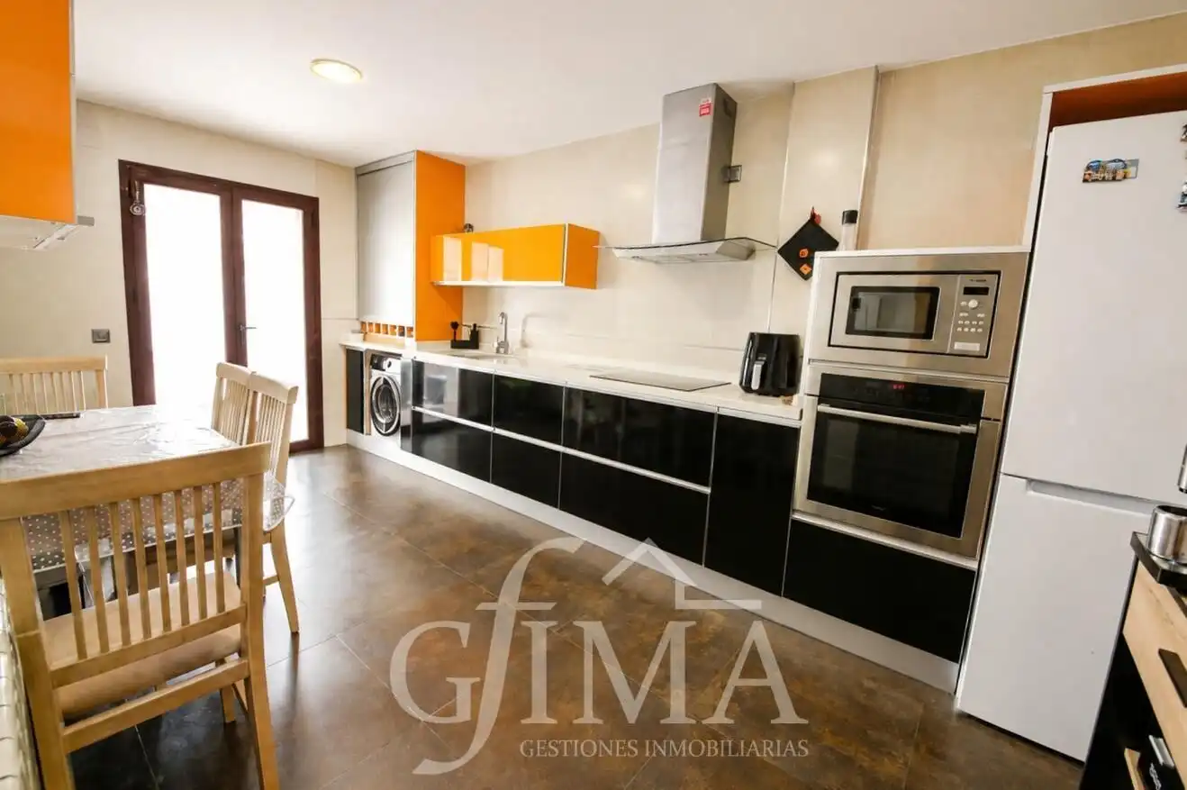 Cocina de Casa adosada en venta en Tomelloso con Calefacción y Amueblado