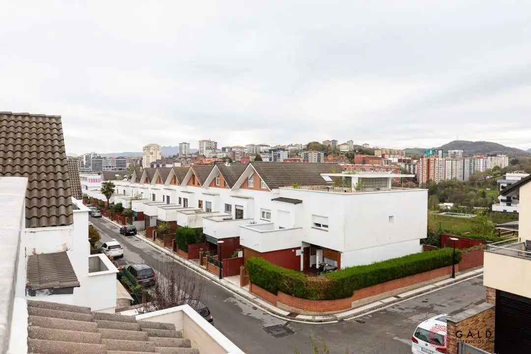 Vista exterior de Casa adosada en venda en Donostia - San Sebastián  amb Aire condicionat, Calefacció i Jardí privat