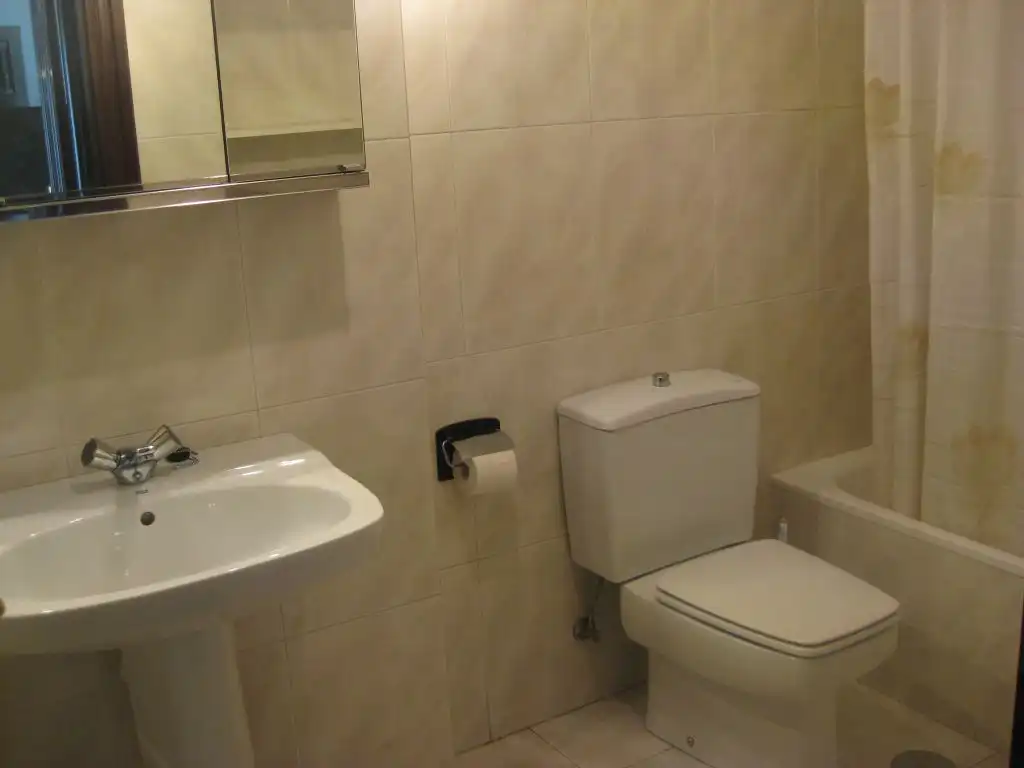 Baño de Piso de alquiler en  Pamplona / Iruña con Calefacción, Amueblado y Balcón