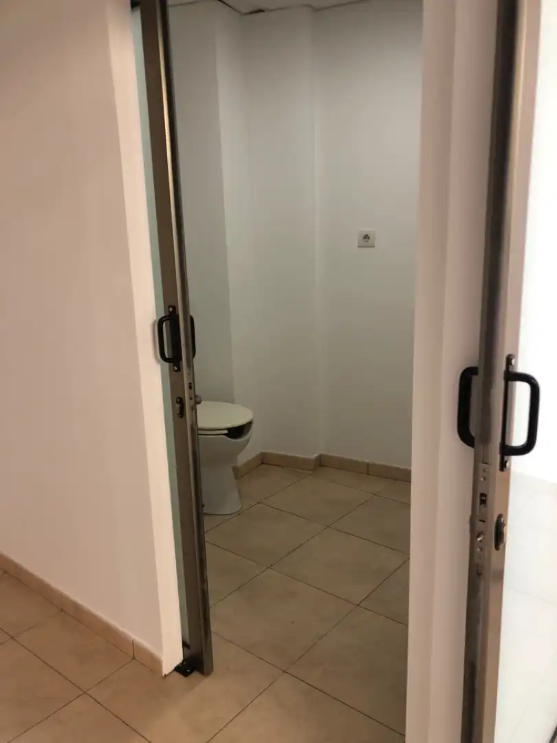 Badezimmer von Geschaftsraum zur Miete in Centro