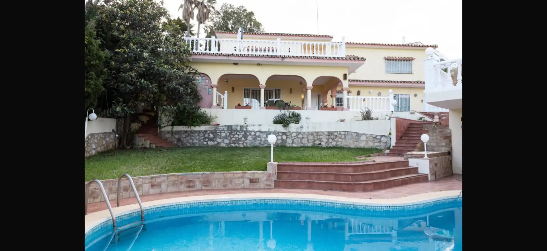 Detached house with pool for sale in Conil