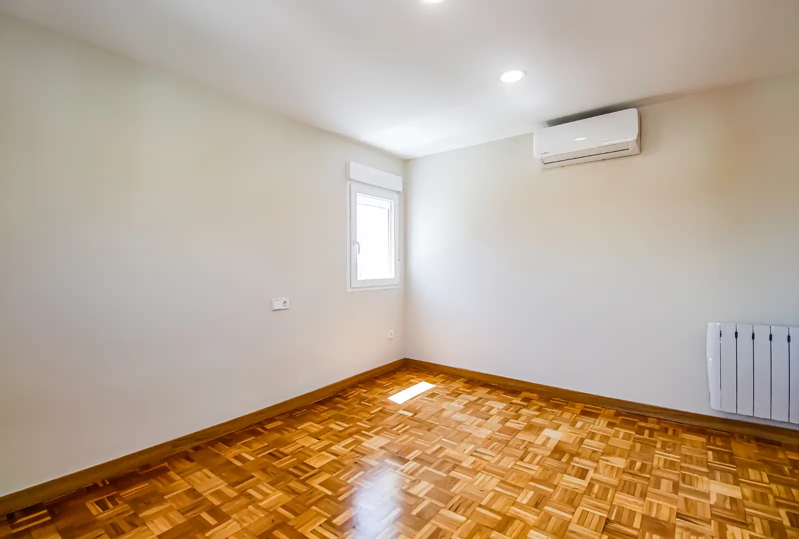 Bedroom of Flat for rent in Madrid  with Air Conditioner, Heating and Storage room