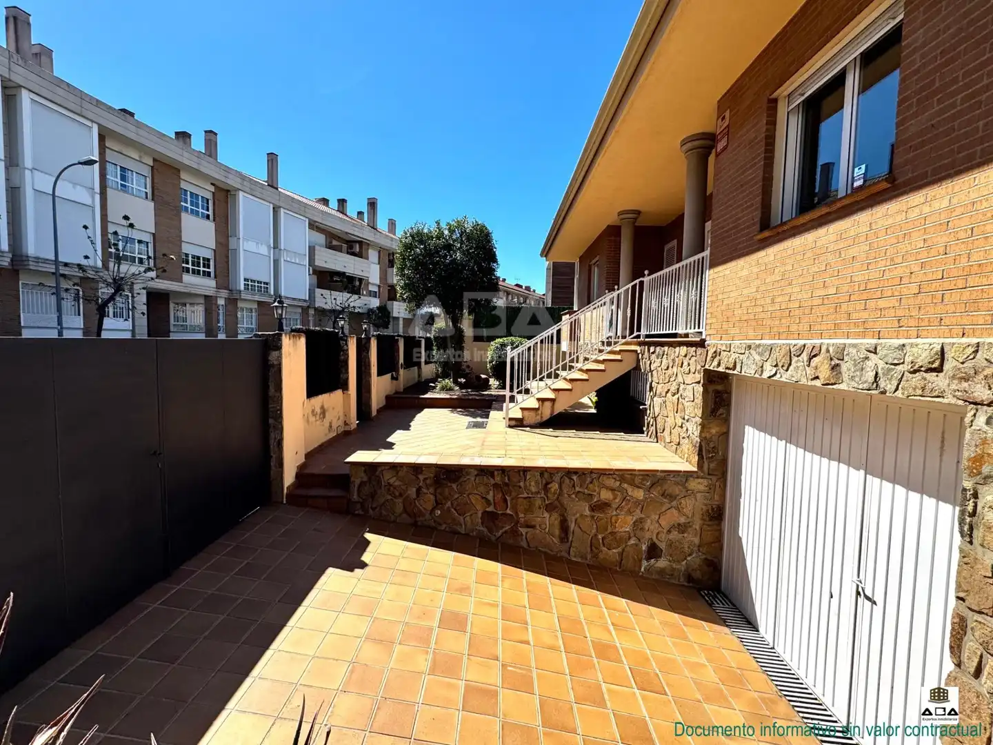 Vista exterior de Casa o xalet en venda en Villanueva de la Cañada amb Aire condicionat, Calefacció i Jardí privat