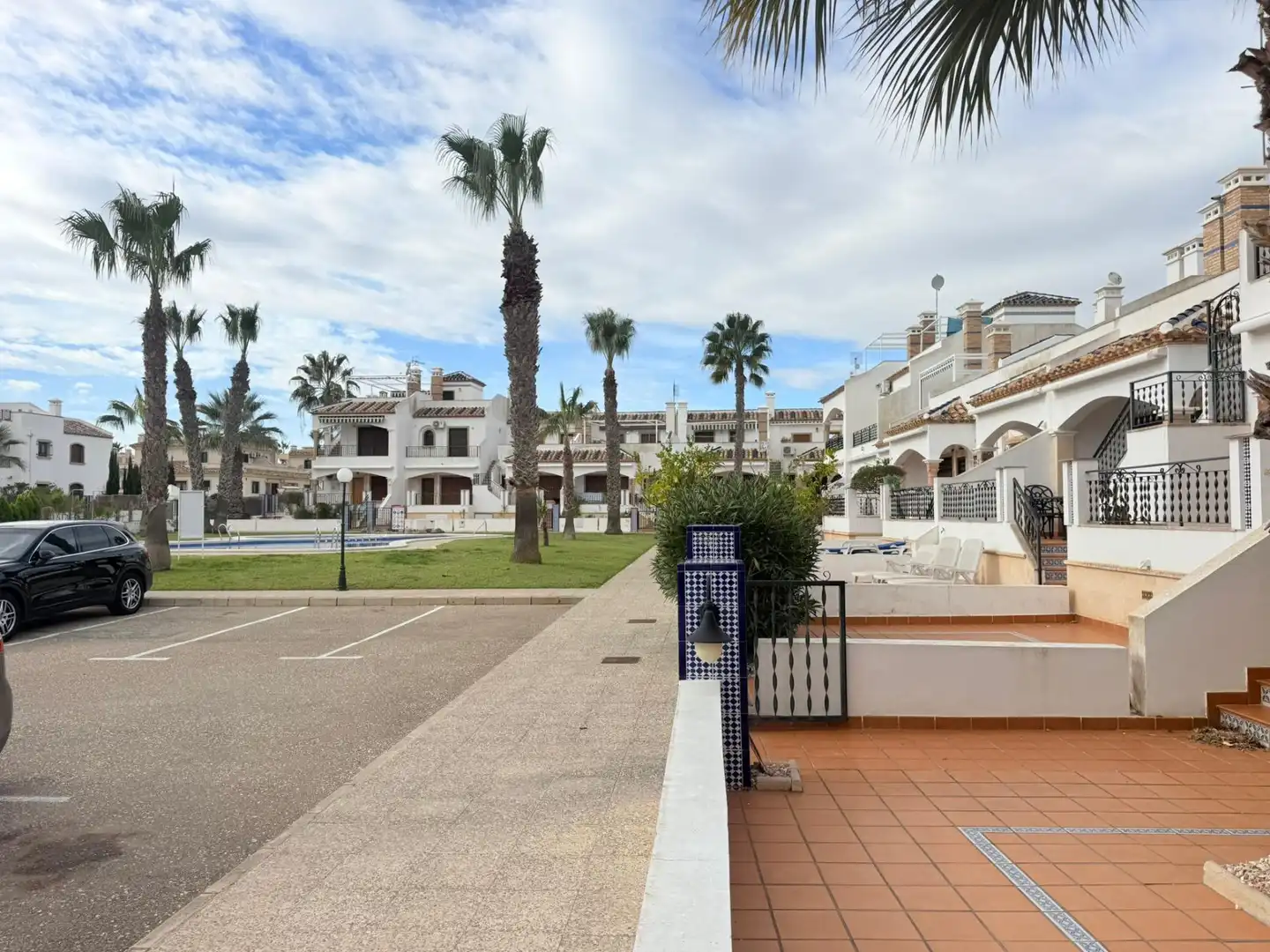 Vista exterior de Casa adosada en venda en Orihuela amb Jardí privat