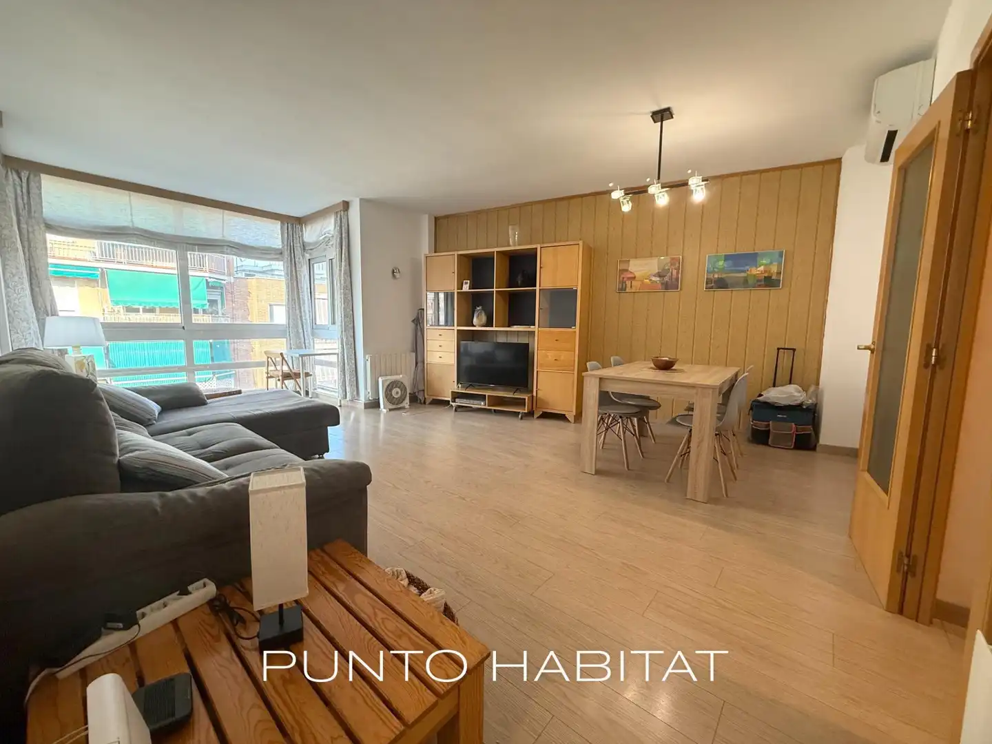 Living room of Flat for rent in Barcelona  with Air Conditioner, Heating and Parquet flooring