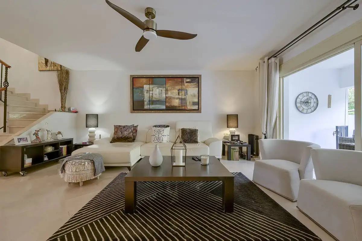 Wohnzimmer von Einfamilien-Reihenhaus zum Verkauf in Marbella mit Klimaanlage und Terrasse