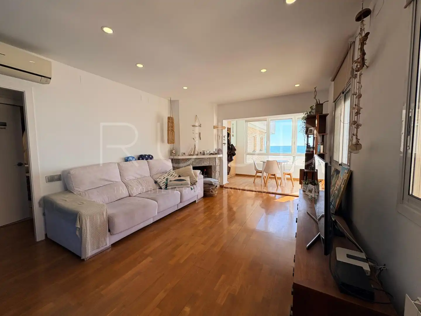 Living room of Flat for sale in Castelldefels  with Air Conditioner, Heating and Parquet flooring