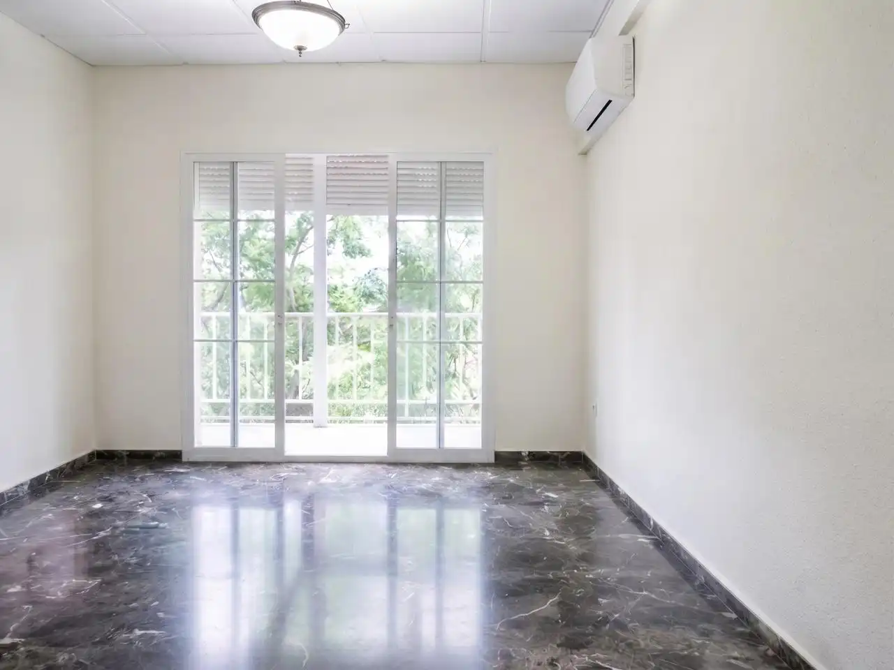 Wohnung zum Verkauf in Sevilla mit Klimaanlage, Terrasse und Möbliert
