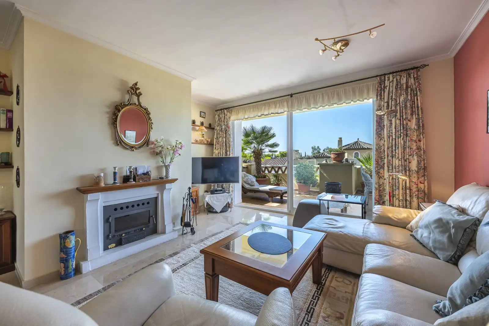 Sala d'estar de Àtic en venda en Marbella amb Aire condicionat, Terrassa i Traster