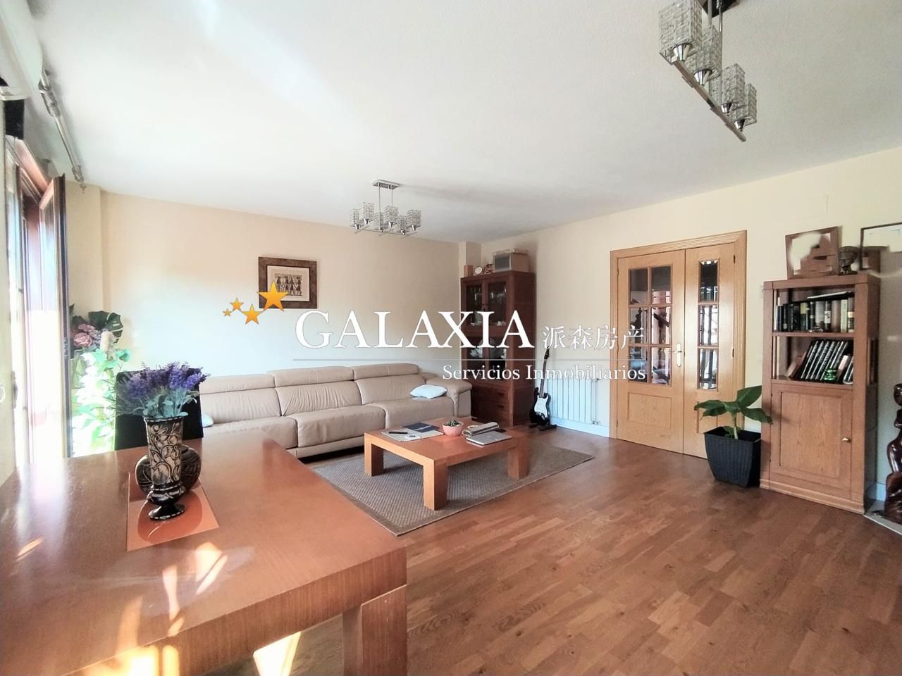 Sala d'estar de Casa adosada en venda en Valdemoro amb Aire condicionat, Calefacció i Jardí privat