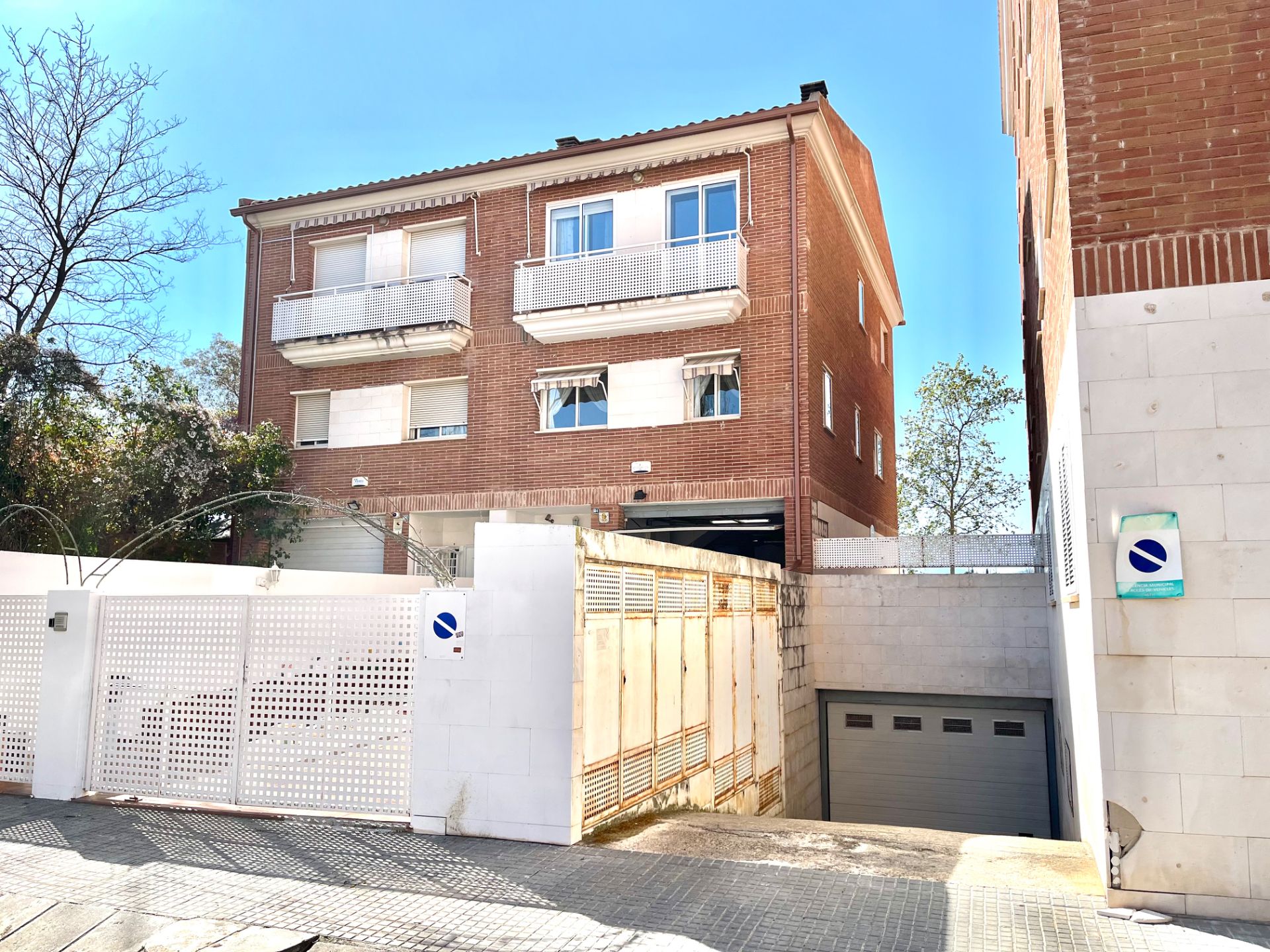 Vista exterior de Casa adosada en venda en Reus amb Aire condicionat, Calefacció i Jardí privat
