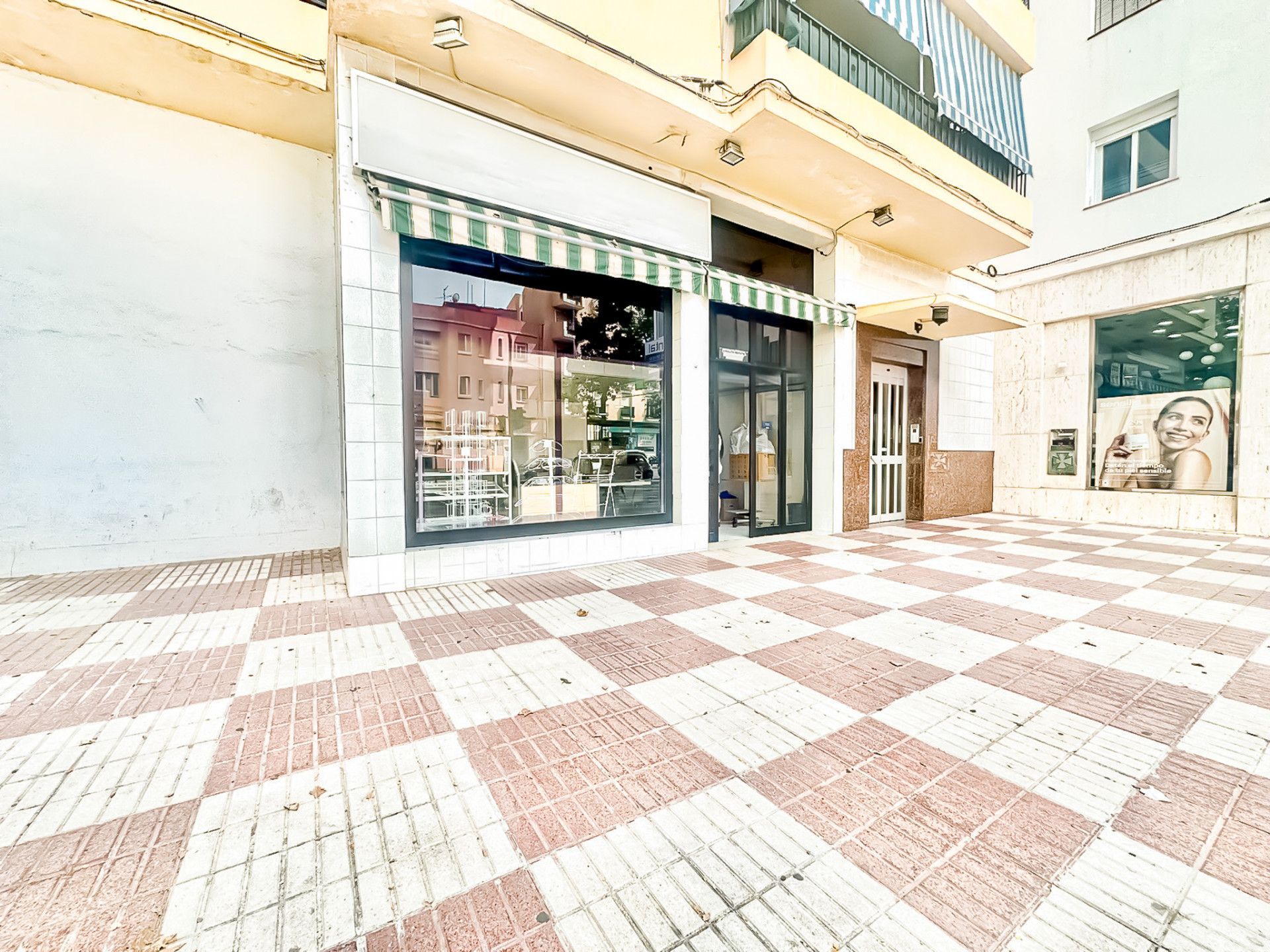 Vista exterior de Local en venda en Marbella amb Aire condicionat i Terrassa