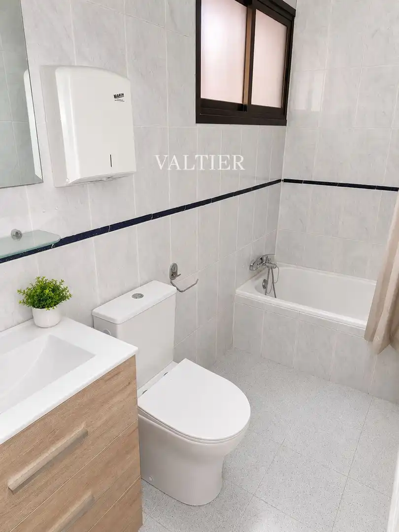 Baño de Piso de alquiler en Valencia con Aire acondicionado y Terraza
