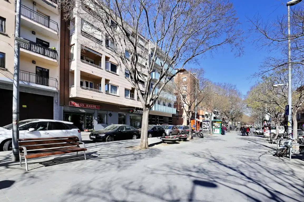 Vista exterior de Casa adosada en venda en Montcada i Reixac amb Balcó