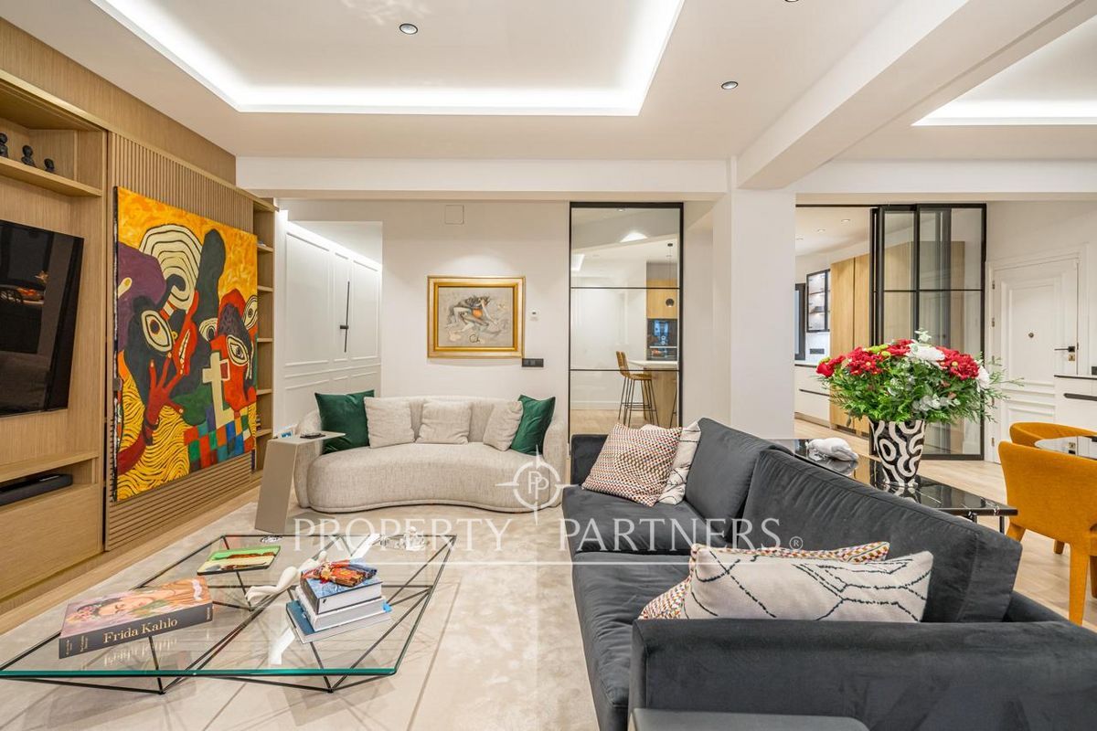 Sala d'estar de Apartament en venda en  Madrid Capital amb Aire condicionat i Terrassa