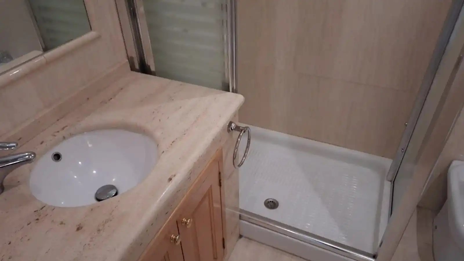 Baño de Piso de alquiler en Vigo  con Calefacción, Parquet y Terraza