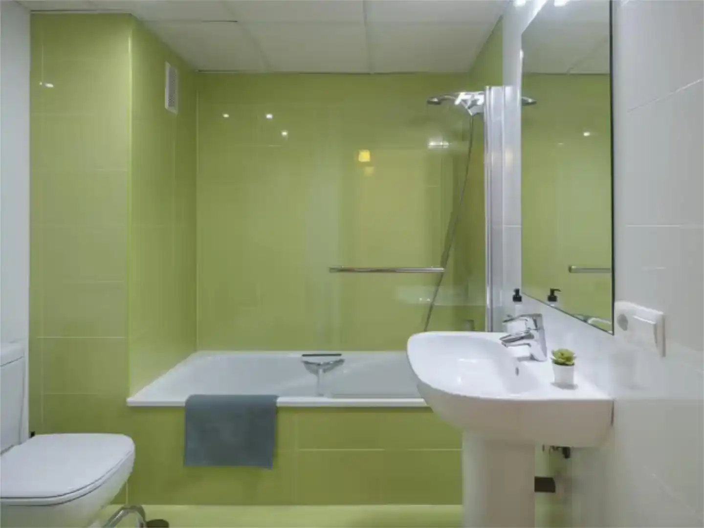 Baño de Piso de alquiler en Vélez-Málaga con Aire acondicionado, Piscina y Amueblado