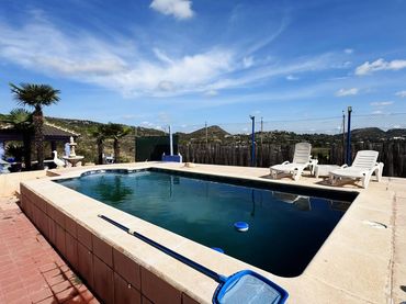 Xalet amb piscina en venda a POLIGONO 3