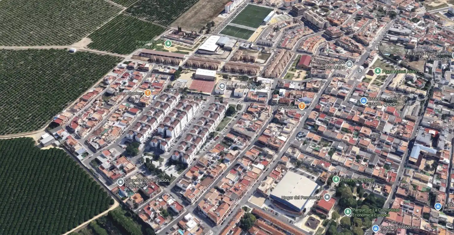 Vista exterior de Casa o xalet en venda en La Rinconada amb Jardí privat