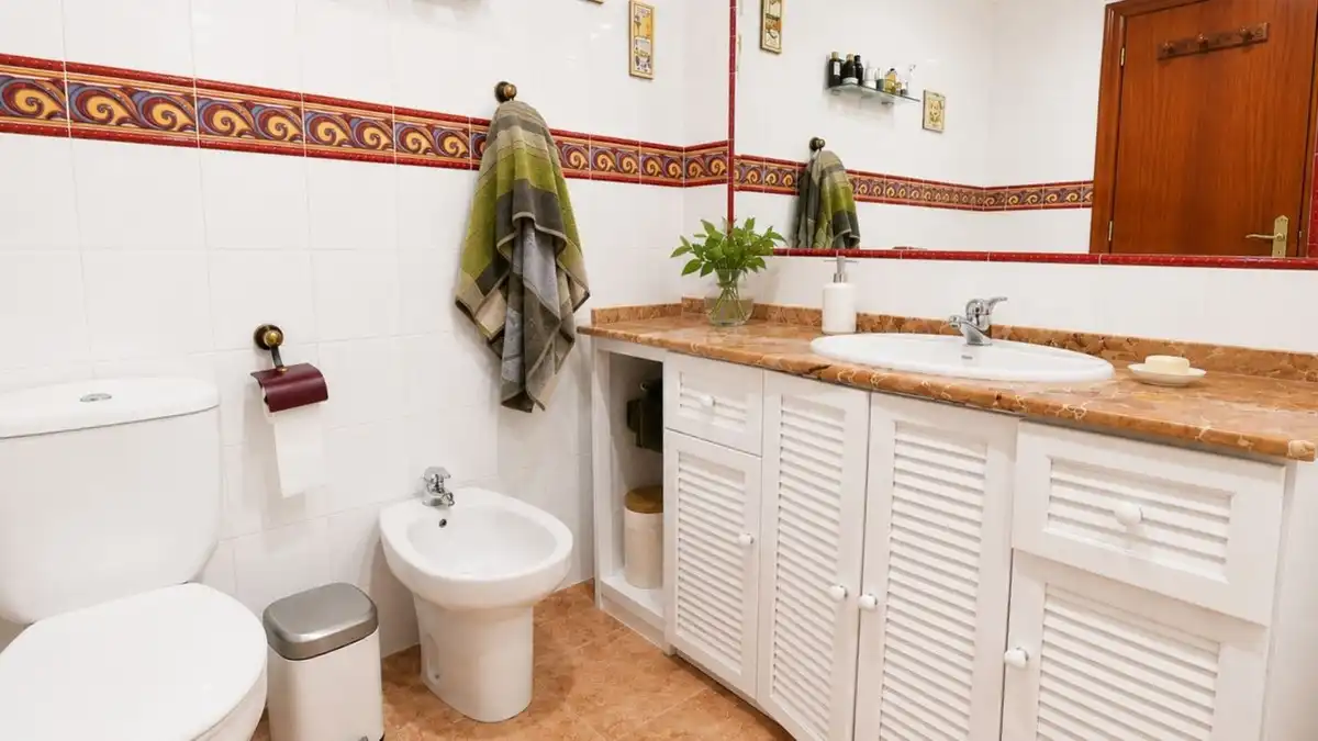 Bathroom of Detached homes for sale in La Línea de la Concepción  with Private garden, Terrace and Jacuzzi