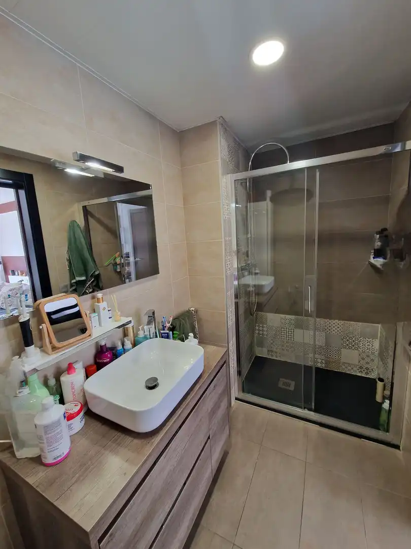 Badezimmer von Einfamilien-Reihenhaus zum Verkauf in Dosrius mit Klimaanlage, Heizung und Gemeinschaftspool