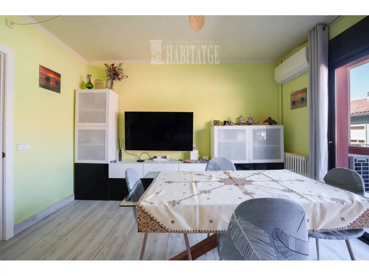 Sala de estar de Casa o chalet en venta en Santa Eugènia de Berga con Aire acondicionado, Calefacción y Parquet
