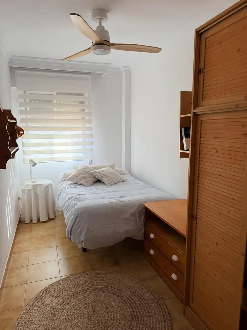 Dormitori de Pis de lloguer en Benalmádena amb Aire condicionat i Moblat