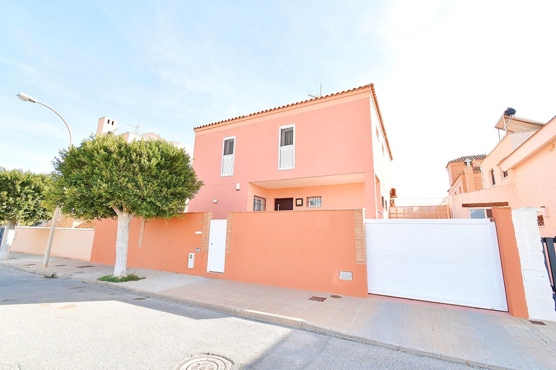Vista exterior de Casa o xalet en venda en El Ejido amb Aire condicionat, Calefacció i Jardí privat