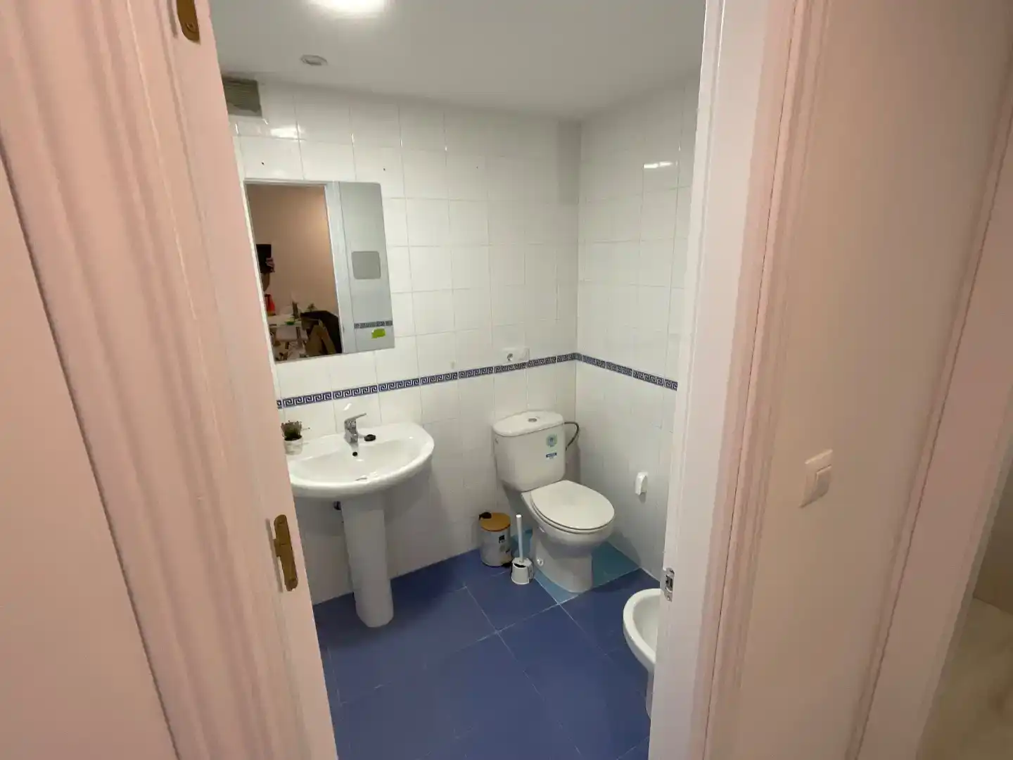 Bathroom of Flat for share in Armilla  with Parquet flooring, Swimming Pool and Furnished