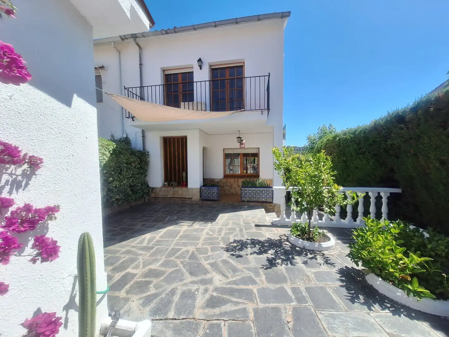 Außenansicht von Einfamilien-Reihenhaus zum Verkauf in Sant Esteve Sesrovires mit Klimaanlage, Heizung und Privatgarten